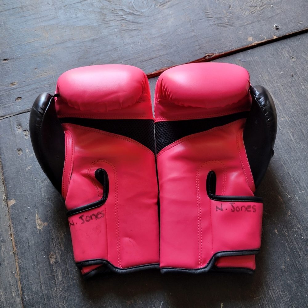 Kick boxing gloves. - Picture 2 of 3